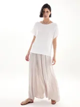 Pantalón palazzo color beige con cintura elástica.