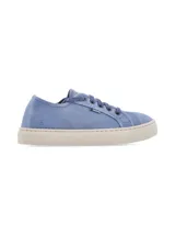 Zapatillas de lona color azul, con cordones al tono y suela de goma en color crema. Diseño de estilo casual con costuras reforzadas y etiqueta lateral pequeña.