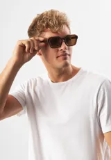 Lentes de sol Eco Shades modelo Romano, con montura cuadrada color verde oliva y lentes verdes. Fabricados con acetato biodegradable y lentes de PMMA reciclado. Cuentan con protección UV 400.