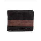 Billetera Maui and Sons negra con franja horizontal marrón y logo de la marca en la parte inferior.