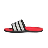 Ojotas adidas Adilette Comfort 2.0, de base roja y faja ancha negra con tres rayas blancas características de la marca.