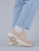 Championes Hush Puppies modelo Brandhall, color beige, confeccionados en cuero descarne. Presentan suela de EVA con tecnología de amortiguación de aire y cierre mediante cordones.