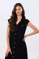 Vestido midi de lino color beige, sin mangas, con cuello solapa, cierre frontal de botones y bolsillos en el pecho.
