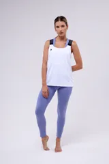 Musculosa deportiva blanca con tirantes anchos negros con la inscripción "BASSET SPORT CLUB" en blanco.
