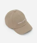 Gorra de algodón en color beige con visera curva y frase bordada en el frente. Cuenta con ajuste posterior mediante hebilla metálica.
