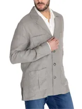 Chaqueta de lino orgánico color gris, tipo blazer con estilo cargo, cuello con solapa, cierre frontal de botones y múltiples bolsillos con fuelle en el pecho y la parte inferior.