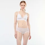 Shorty de encaje blanco con diseño floral, de corte clásico y terminaciones delicadas.