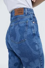 Jean azul con estampado floral, de tiro alto y corte recto.