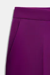 Pantalón de tiro bajo con pernera recta, bolsillos delanteros y falsos bolsillos de vivo en la parte posterior. Cuenta con cierre frontal de cremallera, botón interior y gancho.