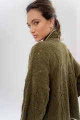 Saco tejido de lambswool color marrón, con diseño inspirado en kimono, mangas largas y delicados calados en toda la prenda. Cuenta con bordes en contraste.