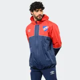 Campera de lluvia Umbro del Club Nacional de Football, con diseño de bloques de color blanco y azul marino. Presenta capucha, cierre frontal completo, puños elásticos y detalles de piping en color rojo. Incluye logo de la marca y escudo del club en el pecho.