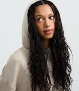 Buzo tipo hoodie de corte oversized en color beige, con mangas largas, puños ajustados y capucha con cordón de ajuste. Confeccionado en tejido modal suave y transpirable.