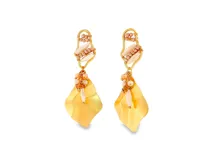 Pendientes largos con diseño de alambre dorado, cristales facetados en tonos cálidos y colgante inferior ondulado con acabado dorado mate.