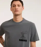 Remera gris de algodón con estampa de la banda Ramones en la espalda.