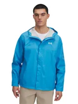 Campera impermeable Under Armour Cloudstrike color celeste, con capucha ajustable, cierre frontal y bolsillos laterales con cremallera.