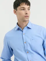 Camisa de manga larga con cuello button-down, bolsillo frontal y botones de madera.