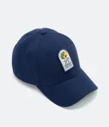 Gorra azul marino de algodón con visera curva y cierre snapback. Presenta un parche bordado con el personaje Zé Carioca.