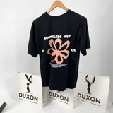 Remera negra de mangas cortas con estampa en la espalda con la frase "Boundless art" y una flor abstracta color salmón.