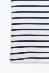 Top de escote redondo y tirantes, con acabados en rib.