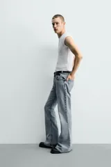 Jeans flare fit de tiro medio, confeccionados en denim de algodón color azul con efecto deslavado. Diseño ajustado en la parte superior y abierto en campana desde la rodilla, con cinco bolsillos y cierre frontal con cremallera y botón.