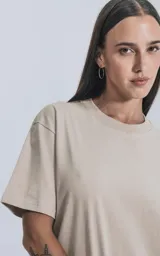Remera de manga corta y cuello redondo, color beige claro, con calce regular y recorte en la espalda.