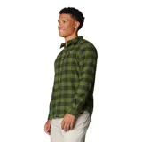 Camisa de franela Columbia de manga larga con estampado de cuadros grandes en tonos verde y negro. Presenta cuello clásico, cierre frontal con botones y un bolsillo en el pecho con cierre de botón y logo de la marca.