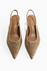 Zapato tipo slingback color tostado con punta fina, taco kitten y superficie completamente cubierta de strass brillante. Cuenta con una tira trasera elástica para mayor ajuste.