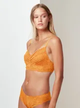 Soutien bralette de encaje floral color beige, con micro tul y breteles regulables.