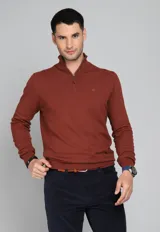 Sweater color ladrillo de tejido de punto, con cuello alto y cierre metálico a la mitad del pecho.