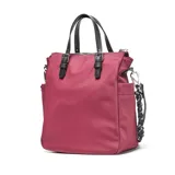 Cartera tipo tote marca XL, color bordó, confeccionada en material textil. Cuenta con doble asa superior, correa ajustable extraíble, bolsillos frontales con cierre y detalle de llavero trenzado.