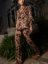 Pantalón de corte recto y fluido, con estampado abstracto en tonos marrón oscuro y rosado claro, y cintura elástica.