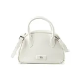 Cartera tipo bowling color blanco de poliuretano, con asas fijas y correa regulable y extraíble. Cuenta con cierre principal y herrajes plateados, con detalle de aplique con logo de la marca en la parte frontal.