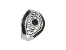 Anillo de plata 925 con diseño calado y detalles esmaltados en negro. Diseño con forma ovalada y motivos circulares.