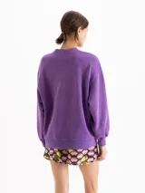 Short holgado de tiro medio, confeccionado en seda, con estampado de labios rosados y peras, cintura elastizada y ruedo redondeado con vivos contrastantes.