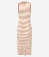 Vestido midi musculosa con rayas horizontales marrones y blancas.