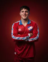 Camiseta de fútbol Umbro del Club Nacional de Football, edición especial retro EA Sports. Diseño de manga larga en color rojo con cuello polo azul y blanco, y detalles de la marca en las mangas.