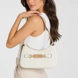 Cartera Guess modelo Celestia, color blanco crema en material sintético con textura acolchada geométrica y logo grabado. Cuenta con herrajes dorados, detalle de cadena en el asa corta y correa ajustable adicional.
