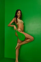 Conjunto de bikini confeccionado en tela morley color nude. El corpiño es tipo top con escote redondo, breteles fijos y elástico en el bajo busto. La bombacha es de corte vedetina con frente en V.