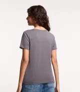 Remera básica de manga corta y cuello redondo, confeccionada en algodón de color celeste.