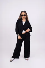 Pantalón palazzo blanco con cintura elástica.