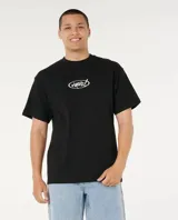 Remera negra de manga corta con cuello redondo y el logotipo de la marca "Rip Curl" estampado en blanco dentro de un óvalo en el centro del pecho.