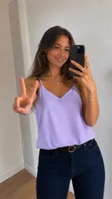 Blusa lila sin mangas, con escote en V y tirantes finos ajustables.