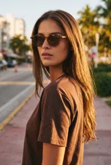 Lentes de sol polarizados con armazón redondo de carey marrón y micas oscuras.