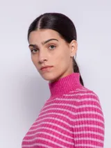 Polera amarilla con cuello alto y diseño a rayas horizontales.