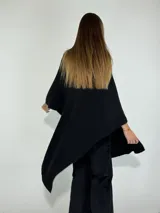 Poncho marrón chocolate con cuello alto y mangas 3/4.