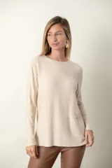 Sweater beige de punto fino con frente acanalado y detalle de bolsillo con botón de strass.