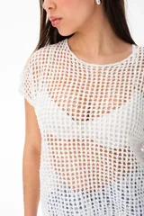 Buzo blanco de tejido calado con mangas cortas y corte holgado.