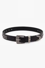Cinturón estilo boho de cuero marrón con hebilla metálica grande y pasador decorados con grabados ornamentales estilo western.
