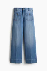 Jean ancho tobillero de denim de algodón con leve stretch, tiro alto y corte holgado. Presenta bolsillos delanteros aplicados con botón, raya marcada en las piernas y bajo con dobladillo ancho.