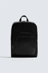 Mochila de diseño minimalista con acabado grabado, compartimento principal con cierre, espacio interior para dispositivos electrónicos y bolsillos frontales con cierre. Cuenta con parte posterior acolchada, banda de sujeción para equipaje, asa de mano y correas de hombro ajustables y acolchadas.